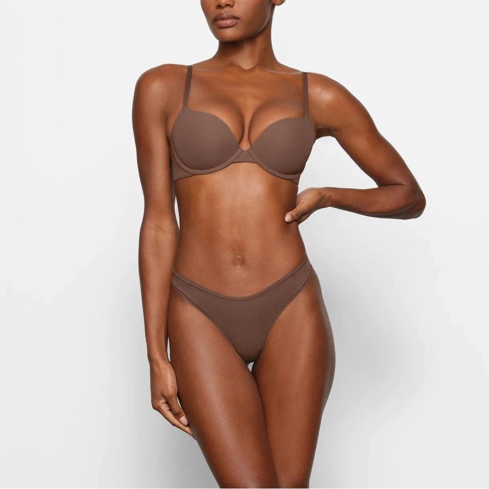 🤎 NWT — SKIMS Brown Buttersoft Invisible T-shirt Bra with Structured Design